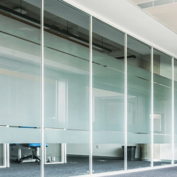 vinilo esmerilado para puertas de vidrio en oficinas